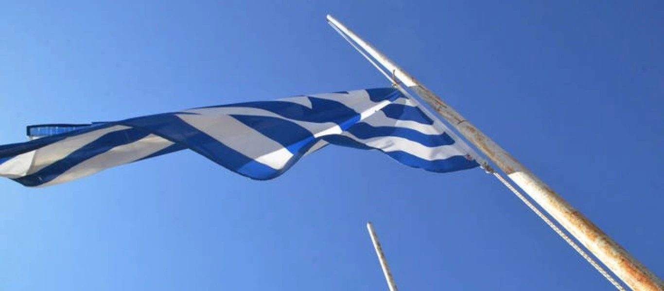 Oι Ελληνες δεν υποτάσσονται: Μεσίστια η ελληνική σημαία στο Άργος για τη συμφωνία για το Σκοπιανό